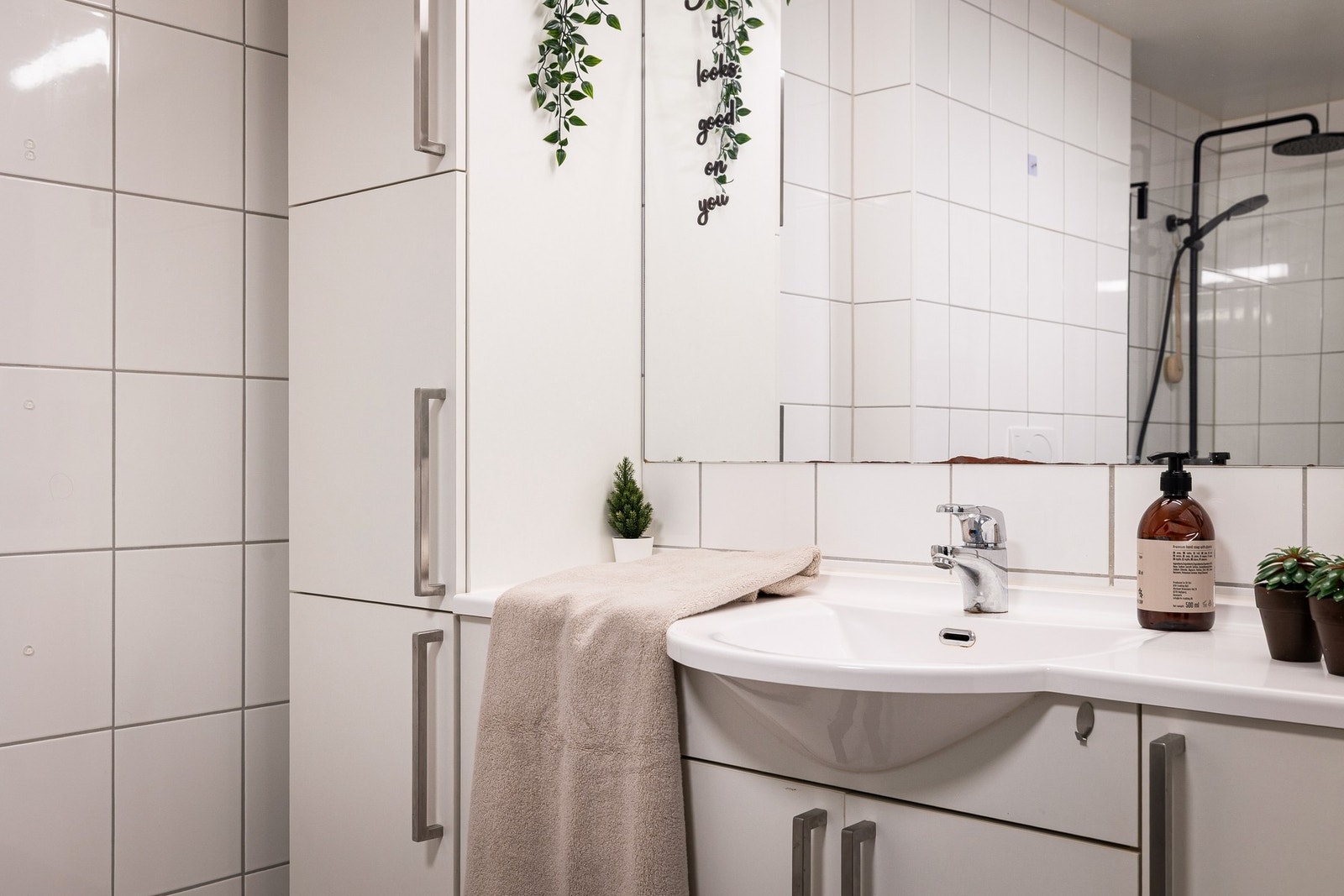 Badet har elektrisk gulvvarme og mekanisk avtrekk. Galleribilde