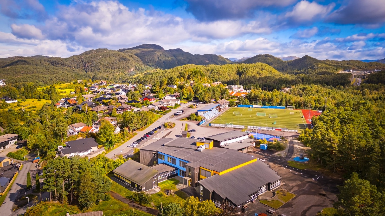 For barnefamilier er det kort vei til Lysekloster barneskole, Lysekloster barnehage og Lysekloster idrettsplass. Lysekloster Idrettslag har et bredt aktivitetstilbud innen blant annet fotball, håndball og friidrett. Galleribilde
