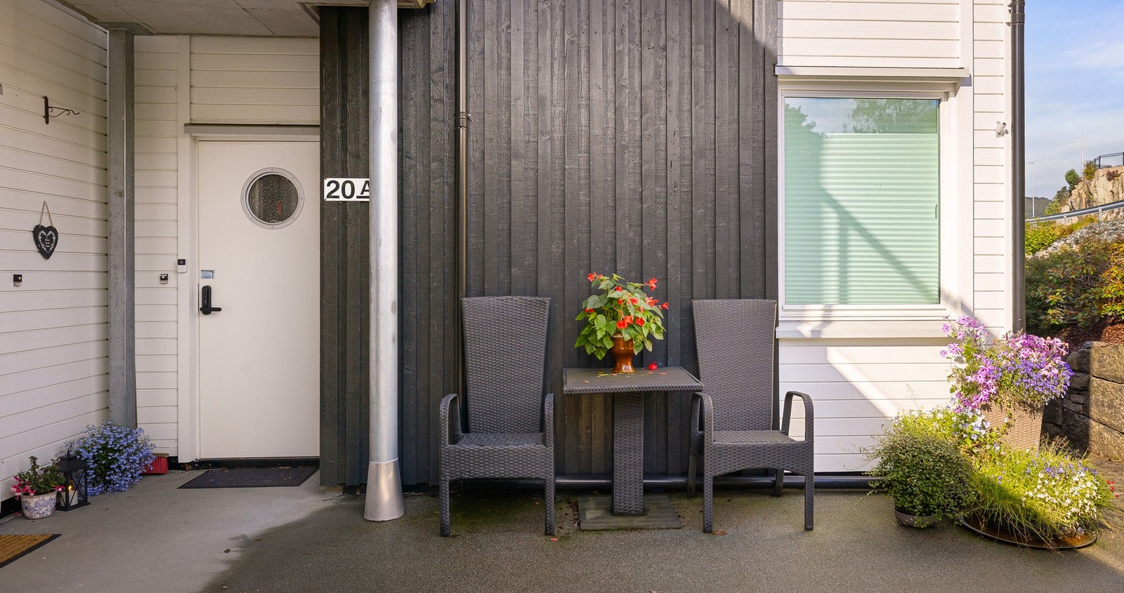 Ved inngangspartiet er det tilrettelagt med en hyggelig sitteplass hvor morgensolen kan nytes. Galleribilde