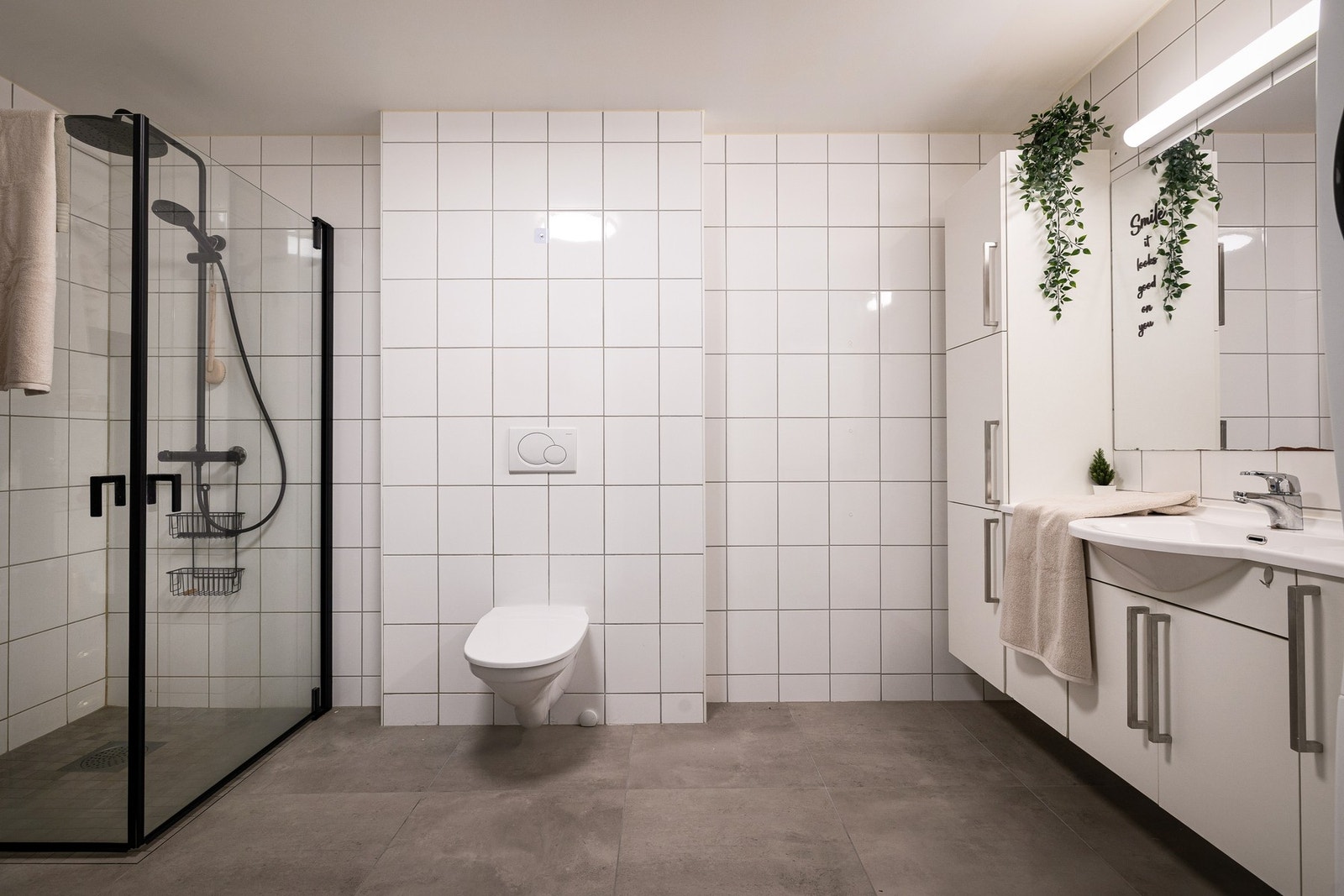 Badet er romslig, ca. 8,7 kvm, og har flislagte gulv og vegger. Galleribilde