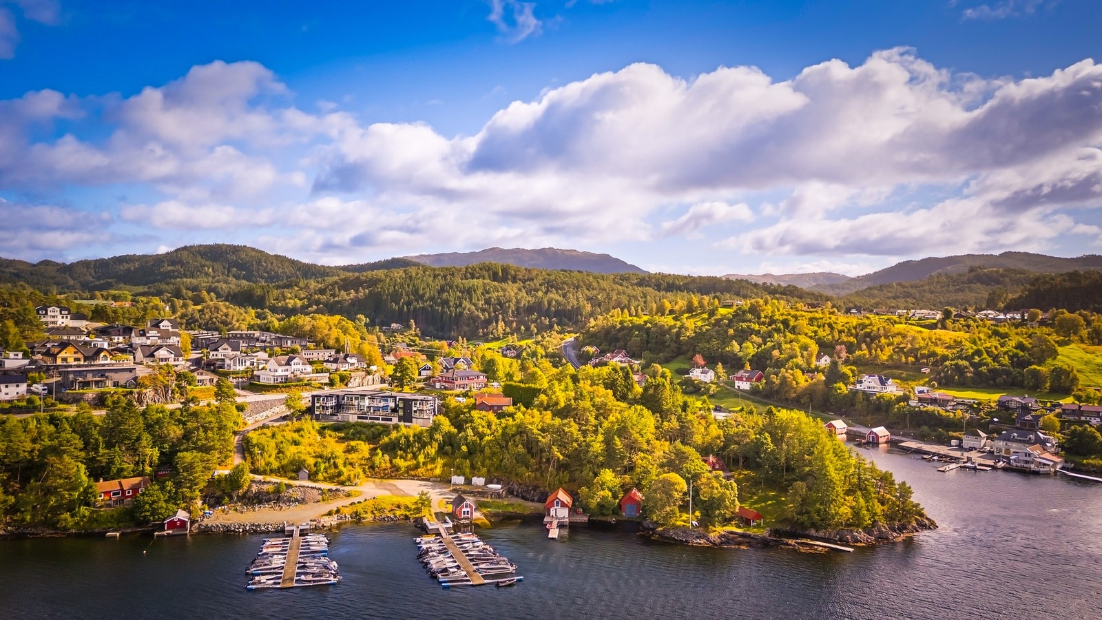 Den skjermede skjærgården med øyer og holmer egner seg godt for bading, fisking, padling og andre aktiviteter knyttet til sjølivet. Galleribilde