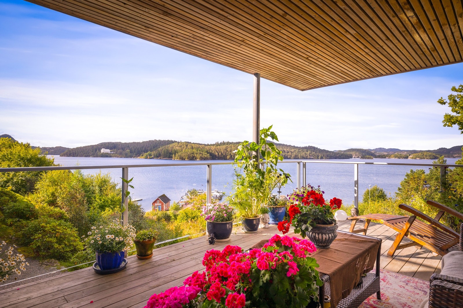 Terrassen byr på en flott utsikt over sjøen og gode solforhold fra formiddagen og frem til solnedgang. Galleribilde
