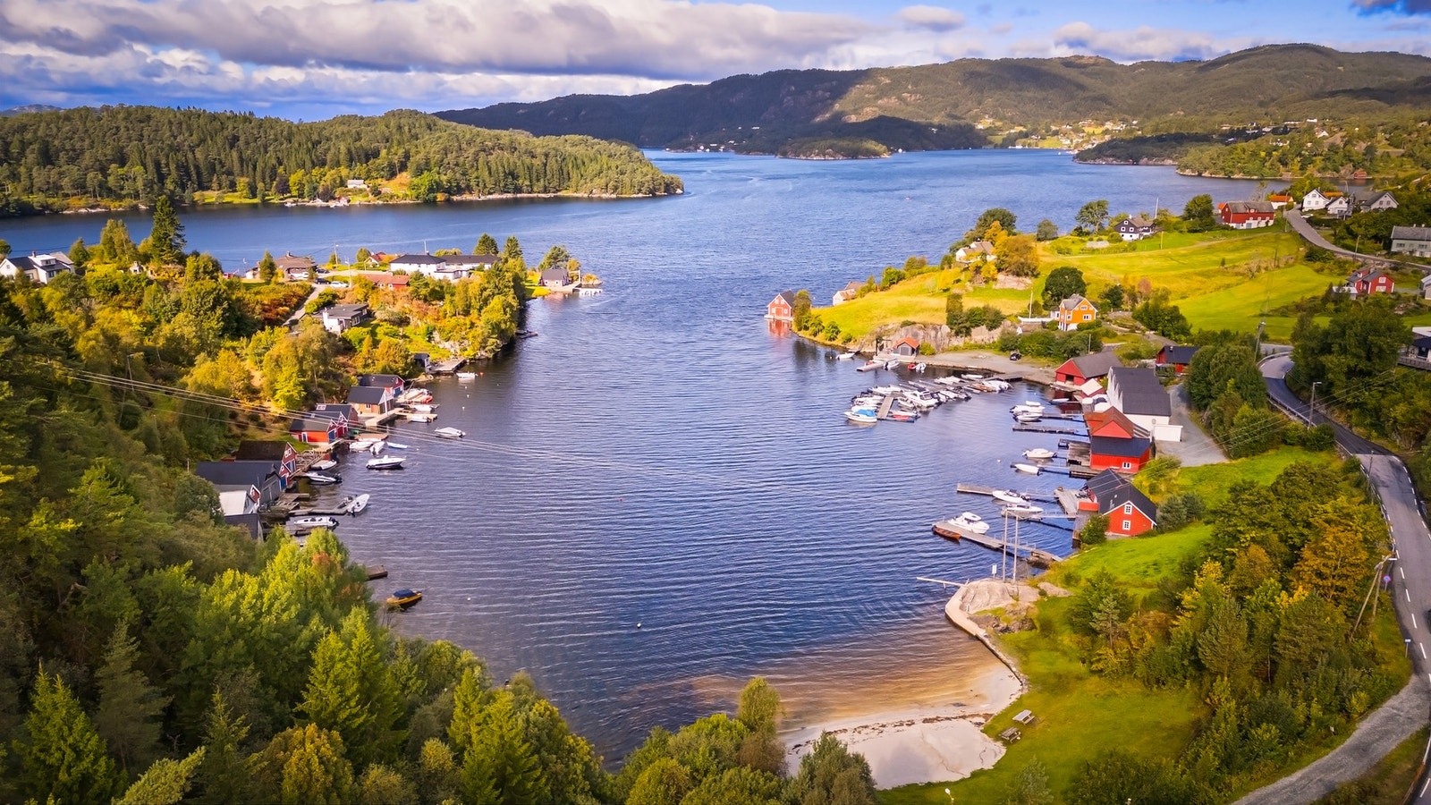 Like bortenfor eiendommen ligger en offentlig badeplass, mens marinaen kan nås på få minutters gange. Galleribilde