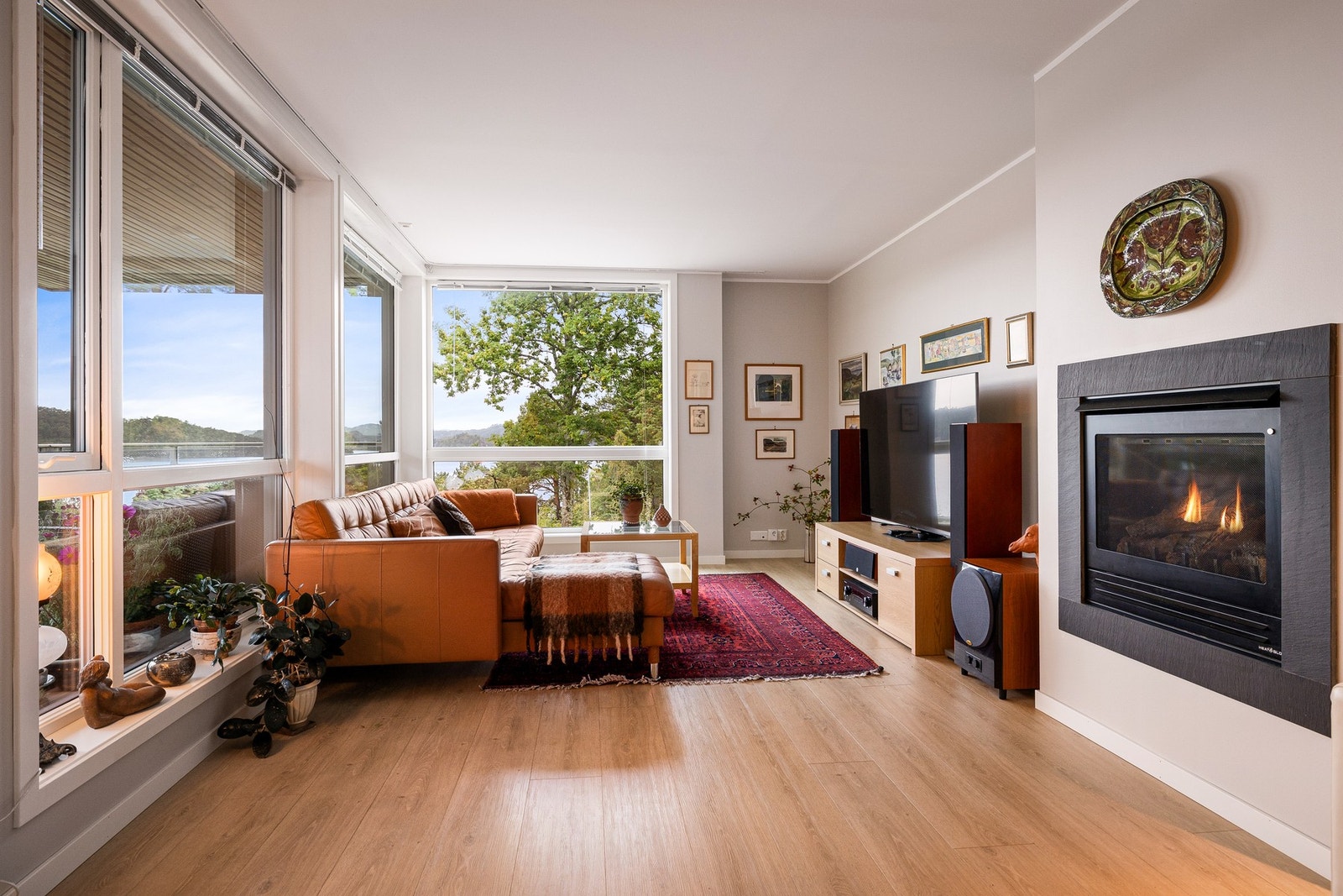 Rommet har en god bredde og byr på rikelig med plass til flere sittegrupper og et stort spisebord. Galleribilde