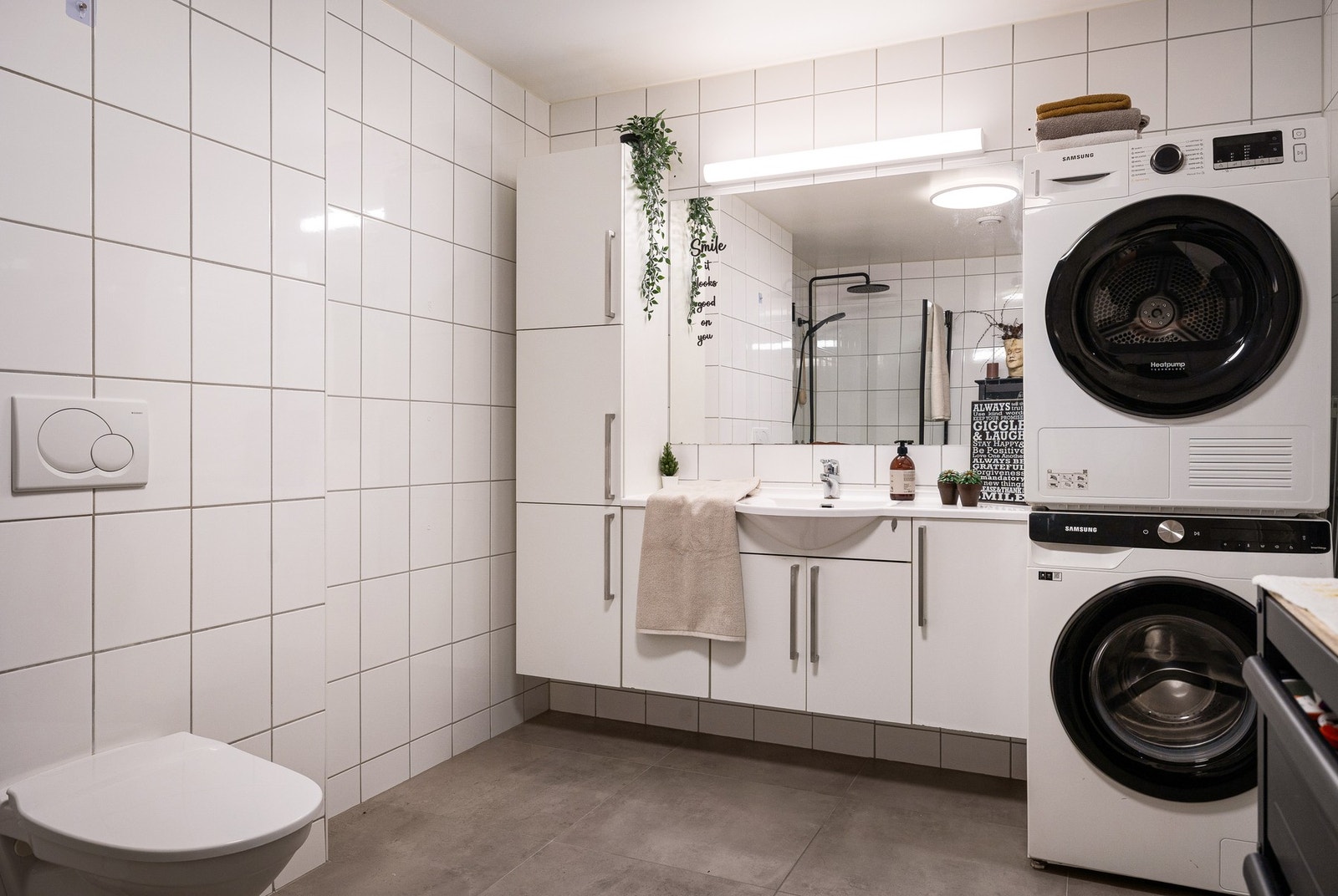 Rommet er innredet med dusjhjørne, vegghengt toalett og servant med skap under. Det er i tillegg opplegg og plass til vaskemaskin og tørketrommel. Galleribilde