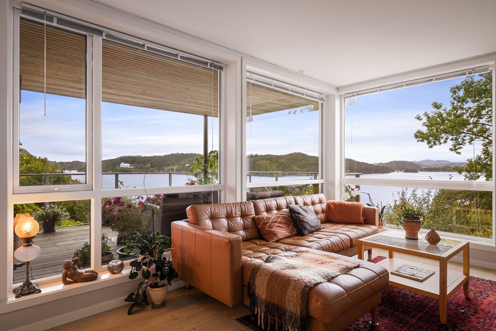 Store vindusflater gir et flott lysinnslipp og rammer inn den vakre utsikten mot sjøen. Galleribilde