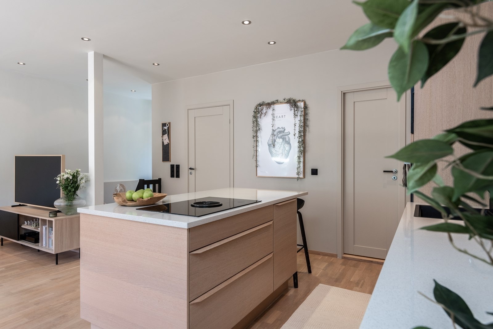 Veggene er slette, sandfargede og møter taket listfritt. Taket har samme farge og er godt utstyrt med downlights, som lar deg forme kveldsbelysningen med god kontroll. Galleribilde