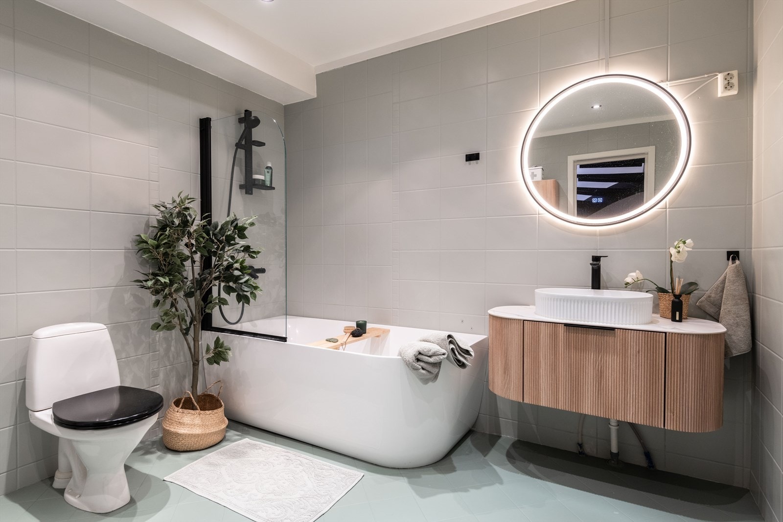 Badet er virkelig stilig, med malte fliser, avrundet servantskap og avrundet badekar. Toalettet er en retromodell, noe fargevalgene på gulv og vegger understreker. Her møtes moderne og retro på en vellykket måte. Galleribilde