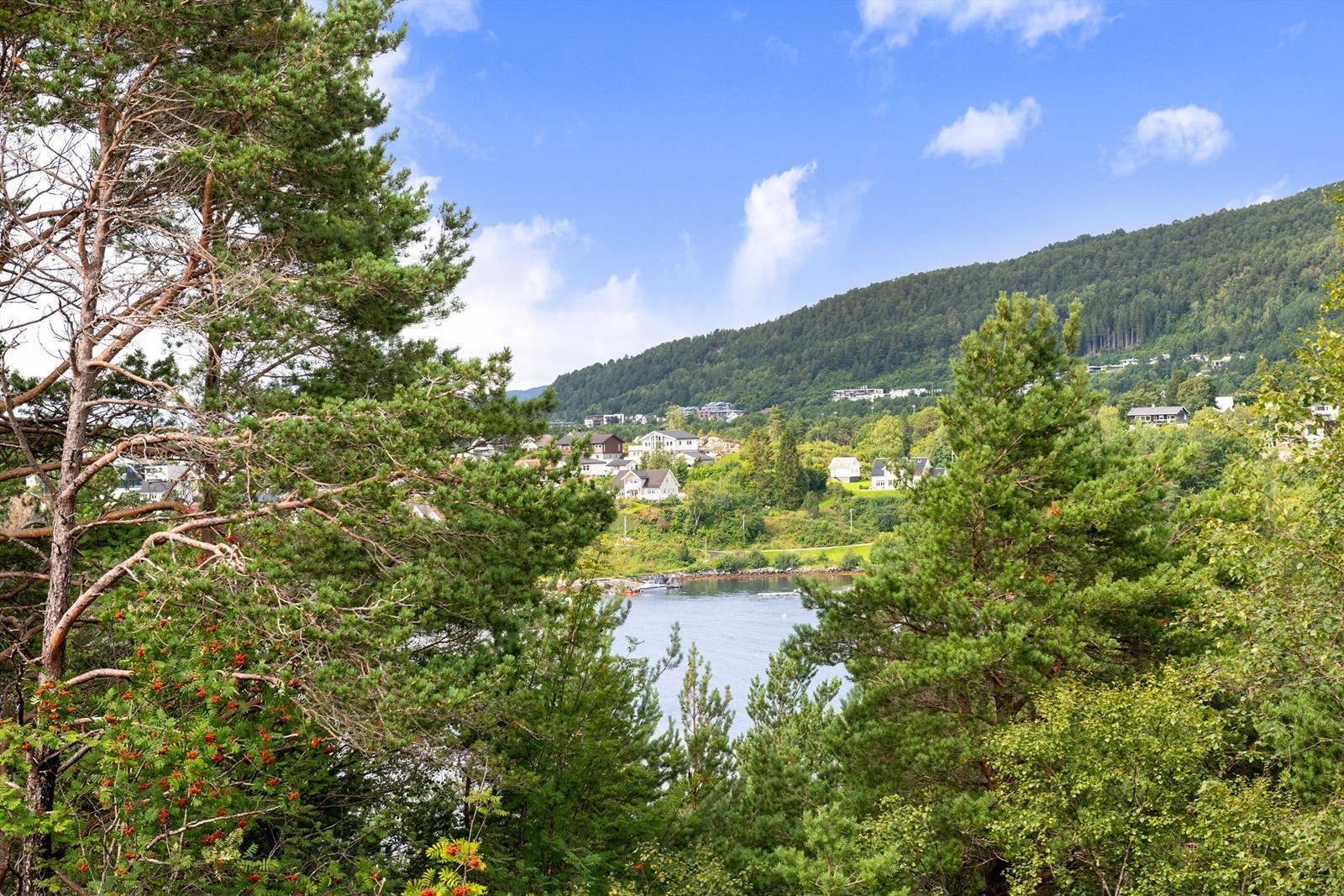 Utsikt fra stuen og balkongen mot nordvest Galleribilde
