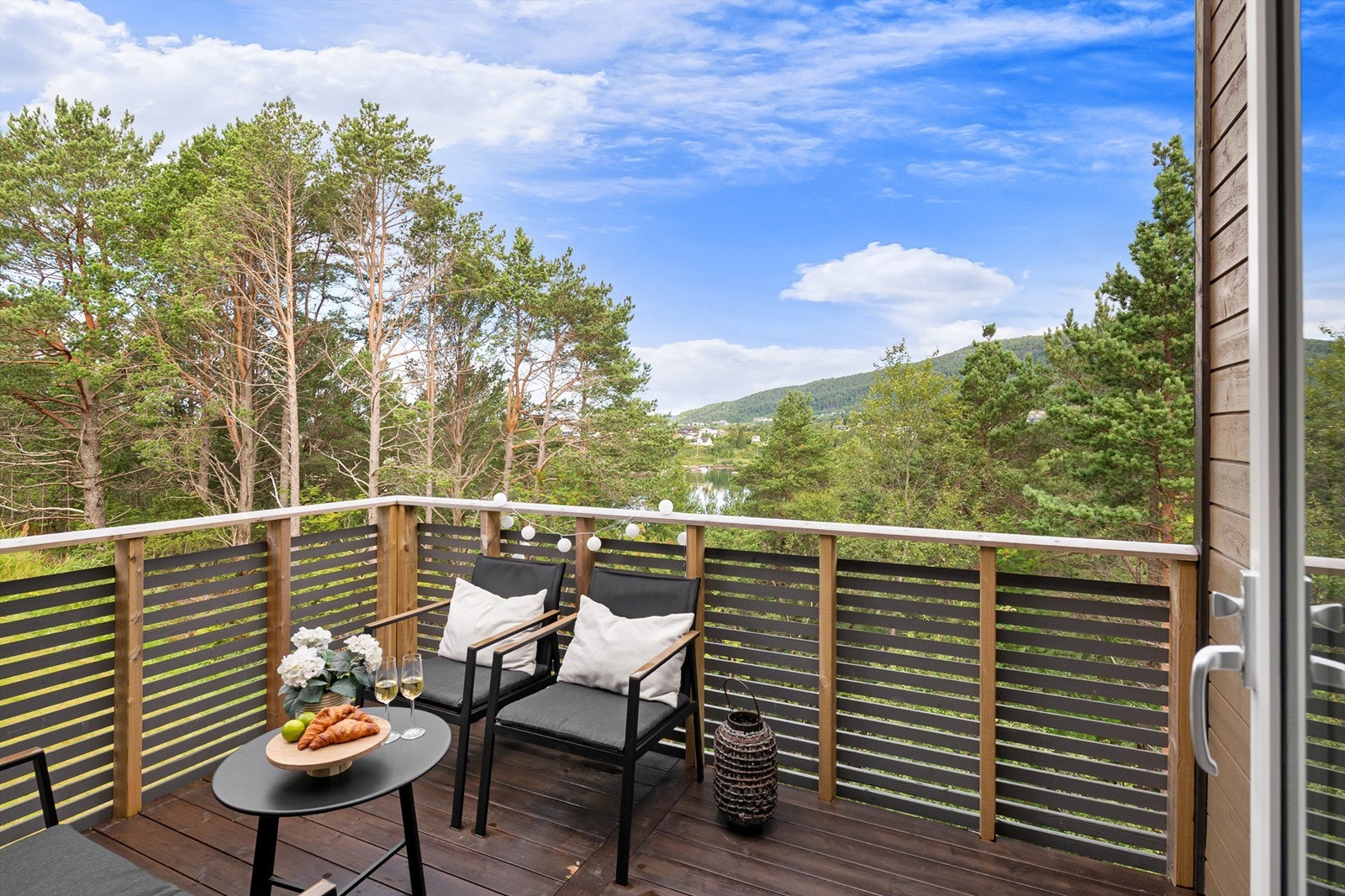 Fra stuen er det utgang til en nordvestvendt balkong med plass til en sittegruppe.
Foto: Stian Wiik Galleribilde
