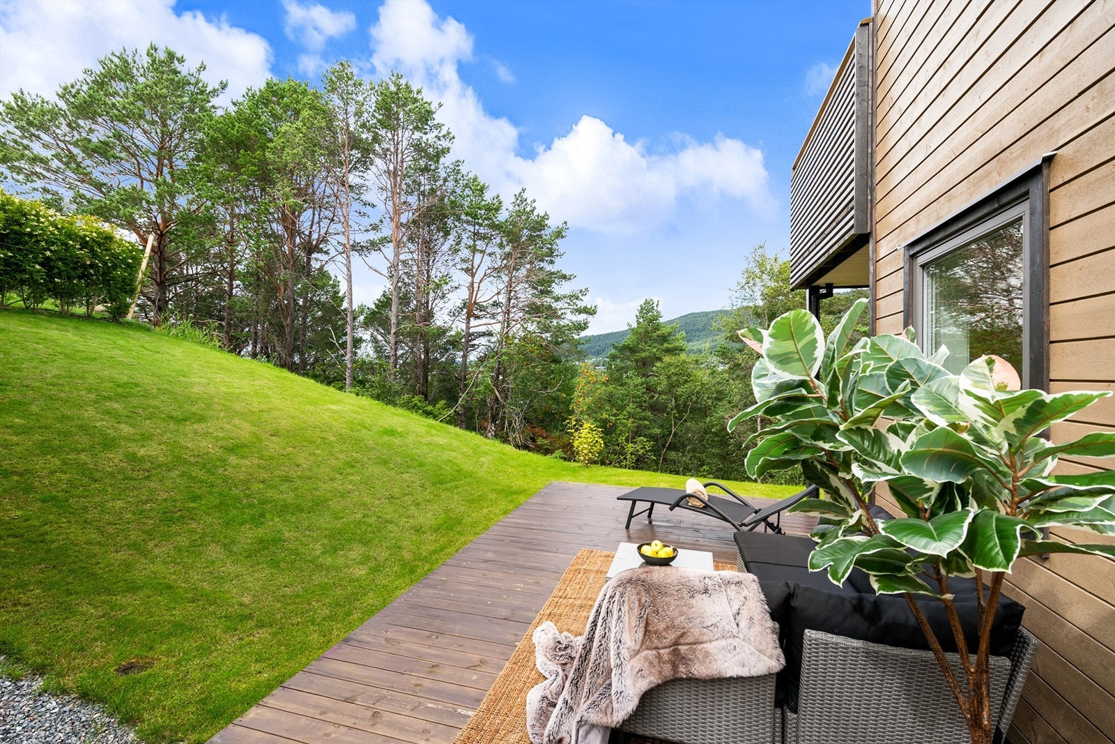 Flott terrasse på terreng med direkte tilknytning til hagen Galleribilde