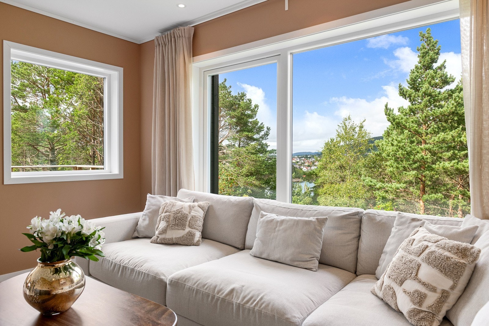 Store vindusflater gir rikelig med naturlig lys og utsyn mot grønne omgivelser. Galleribilde