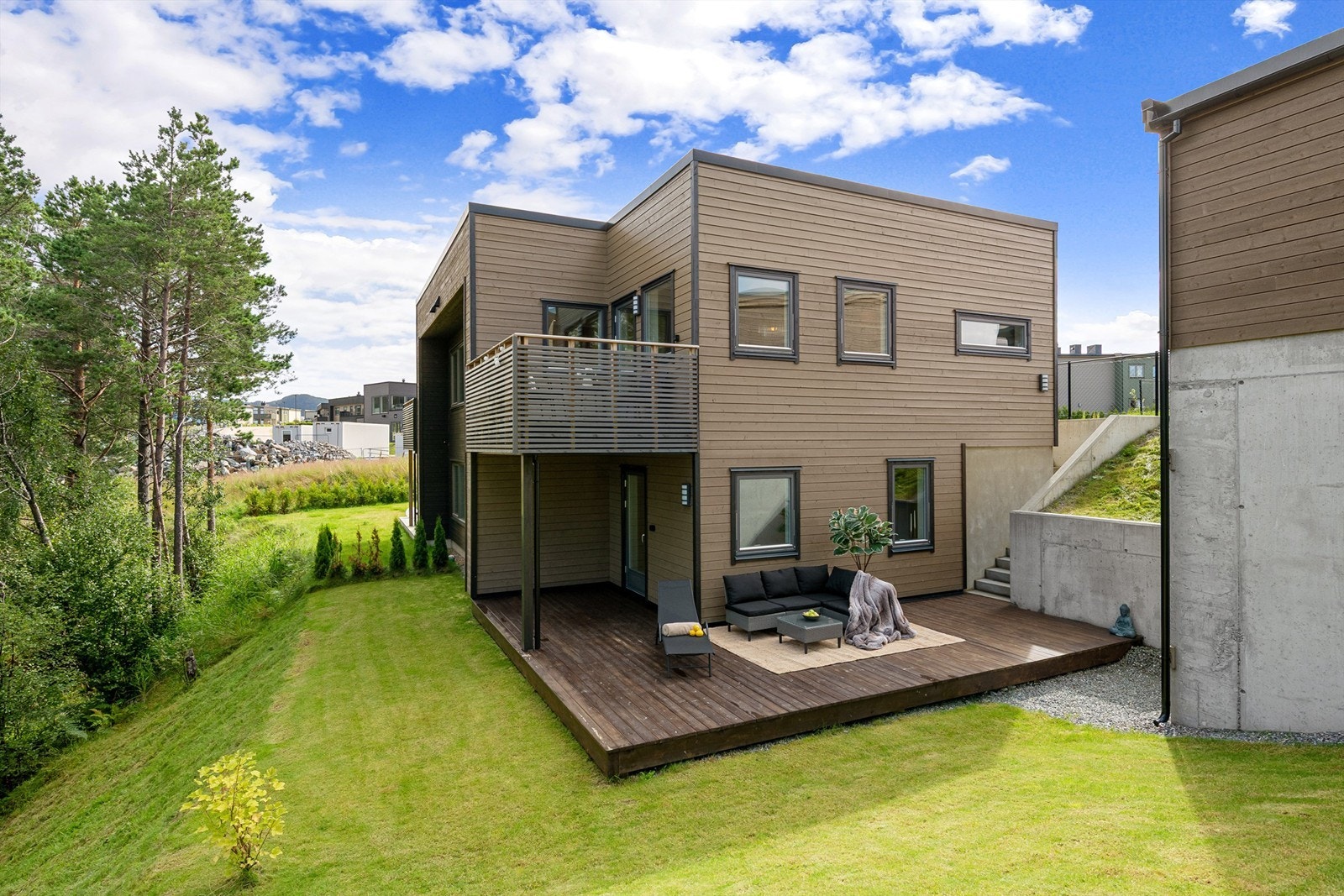 Boligen har en flott beliggenhet med gode solforhold og lite innsyn. Galleribilde