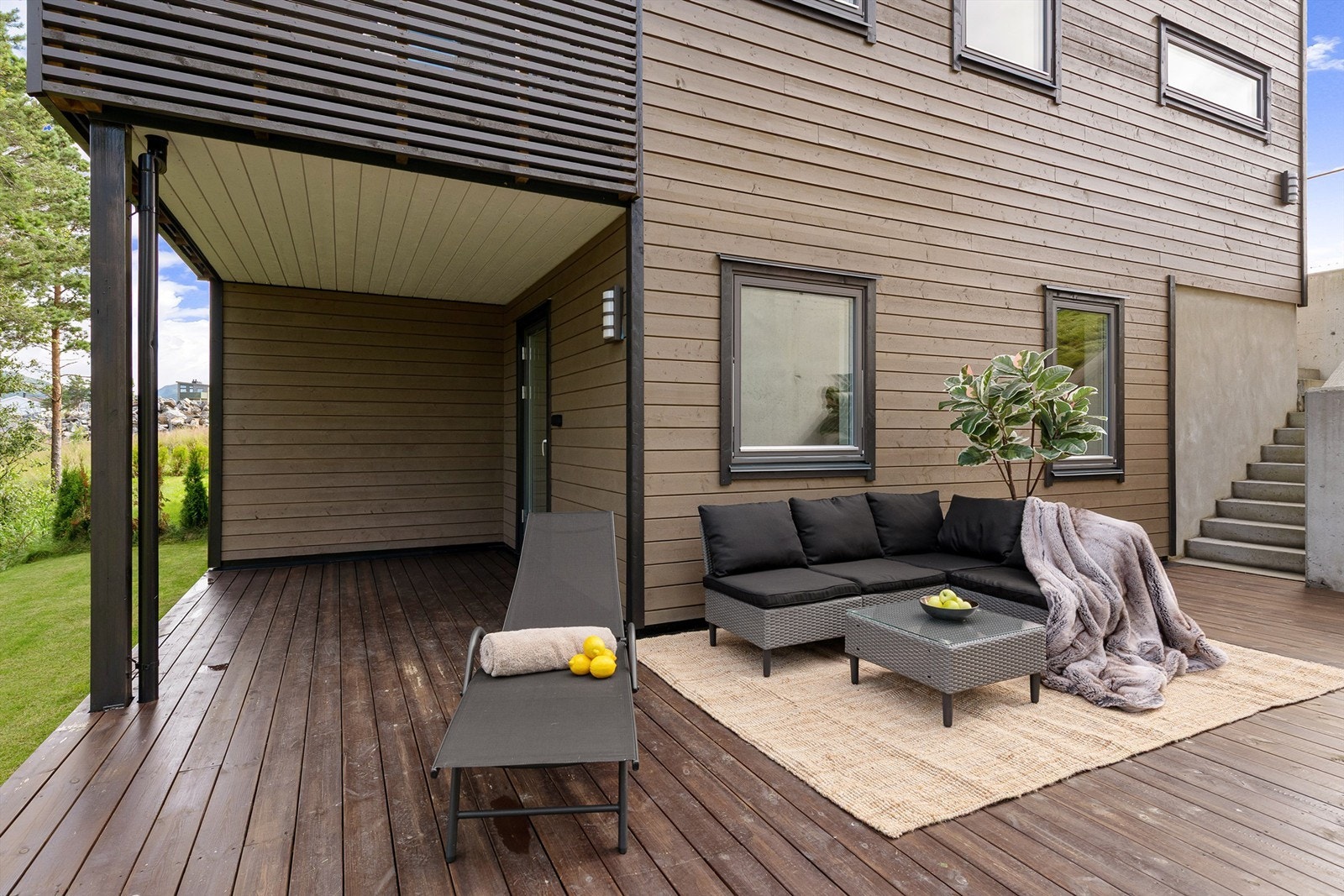 Stor, nordvestvendt terrasse på 31 kvm med god plass til utemøbler. Galleribilde