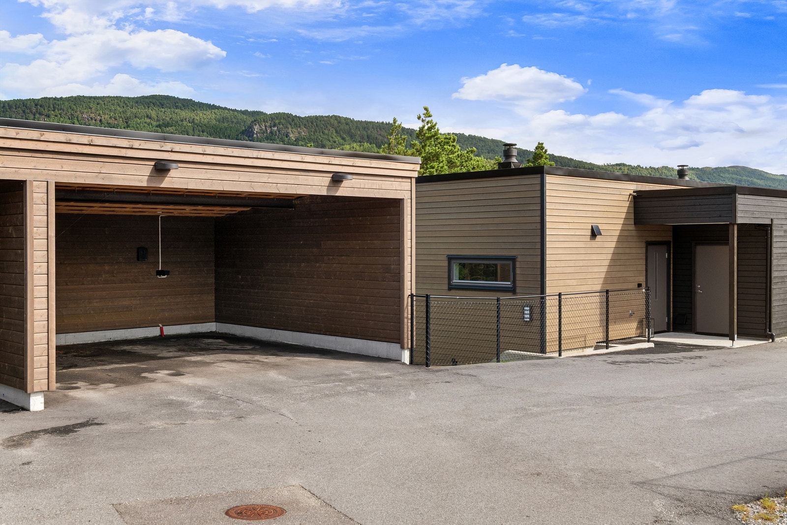 Carporten ligger i umiddelbar nærhet til boligens inngangsparti. Galleribilde