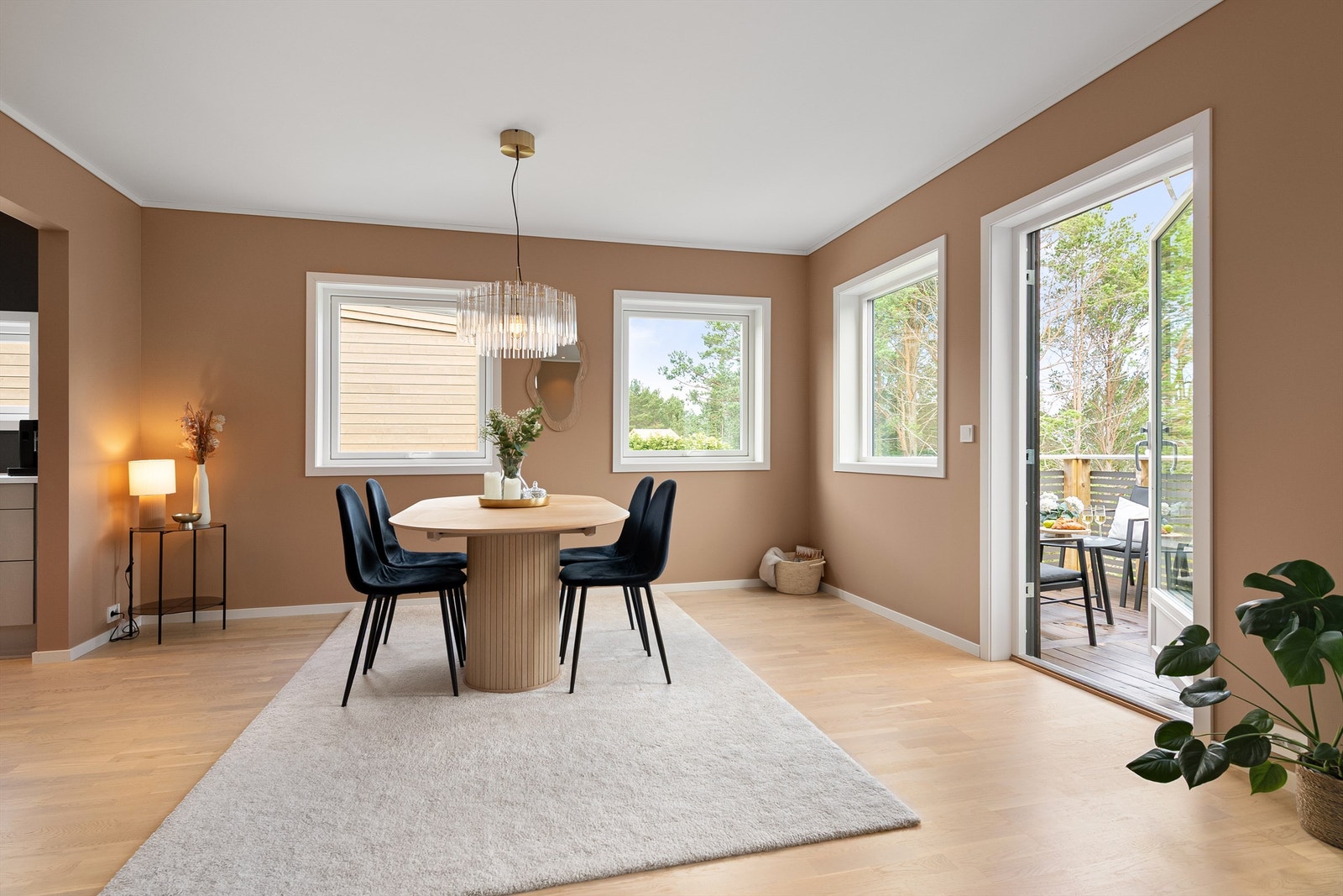 Stuen har god plass til både spisebord og sofagruppe, med direkte utgang til balkongen. Galleribilde