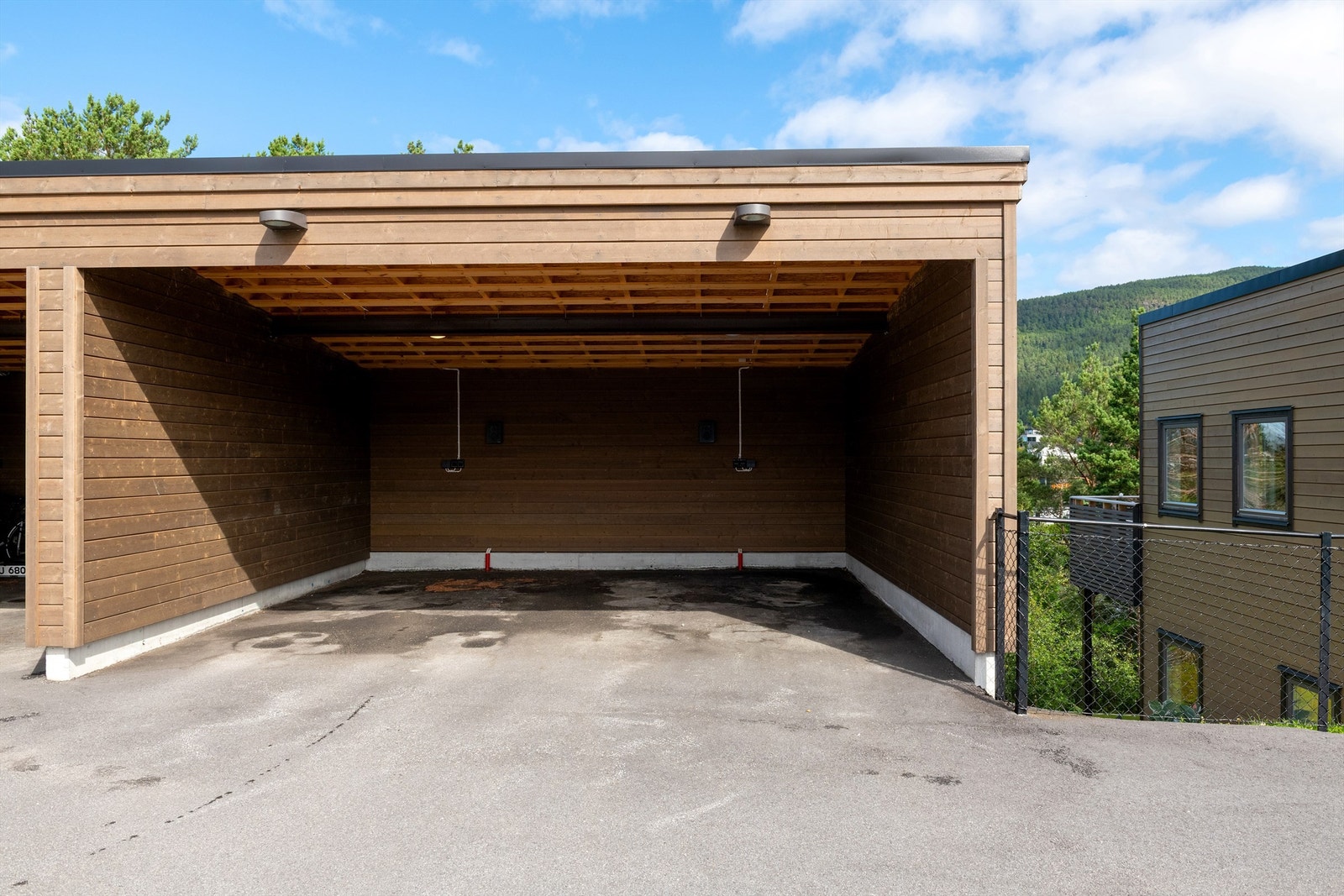 Egen parkeringsplass i felles carportanlegg. Galleribilde
