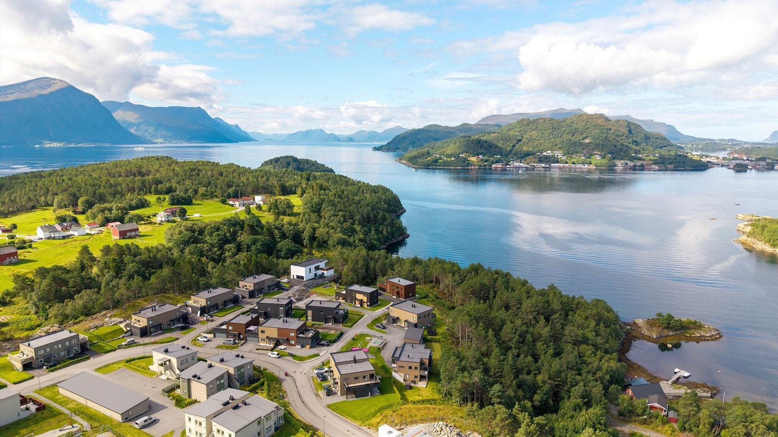 Eiendommen ligger helt vest på Flisneset, med kort vei ned til sjøen og svaberg. Galleribilde