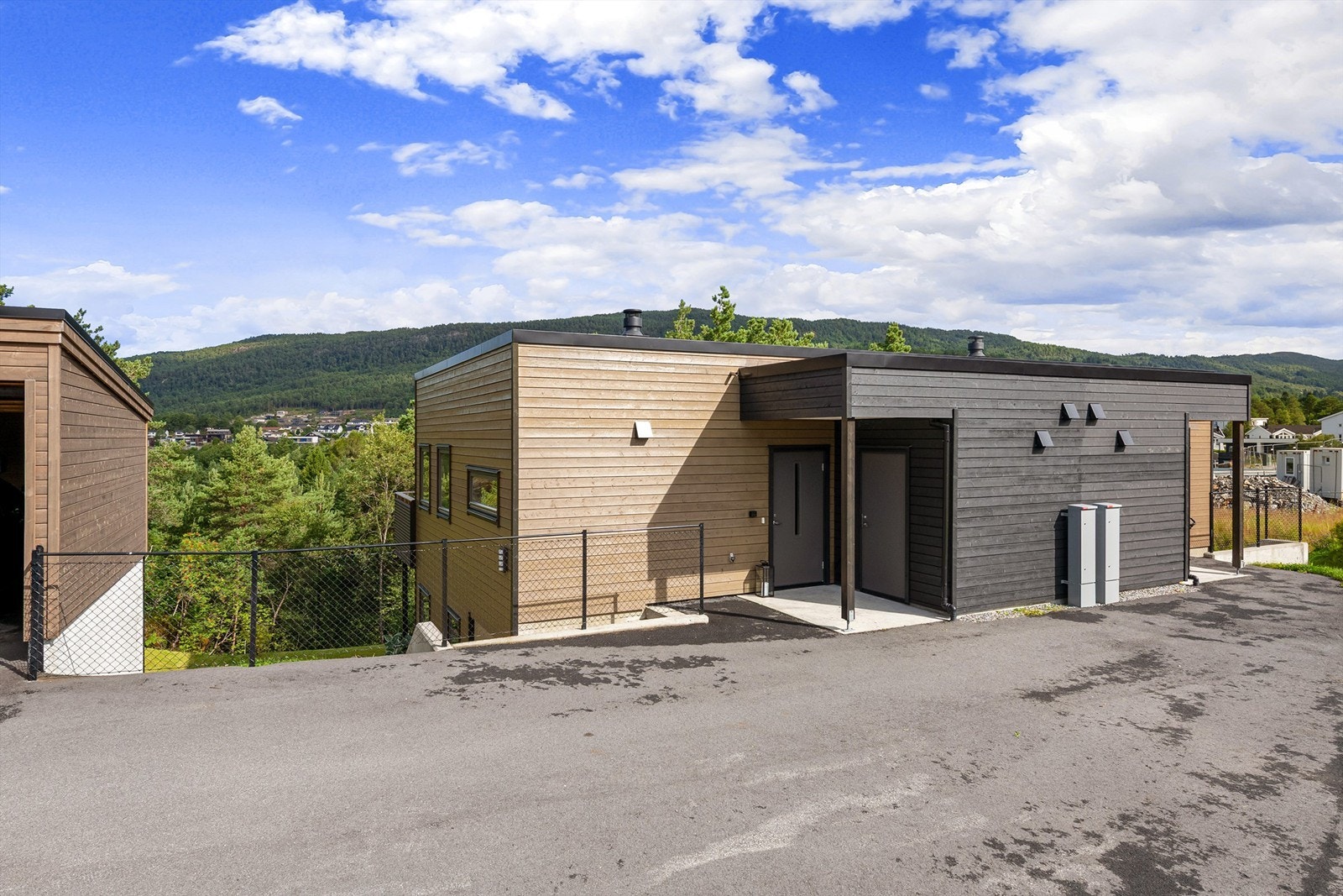 Boligen har en parkeringsplass utenfor inngangen, i tillegg til plass i carport. Galleribilde
