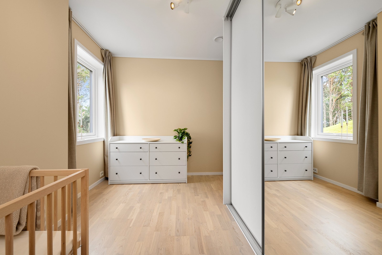 Skyvedørsgarderobe gir effektiv oppbevaring. Galleribilde