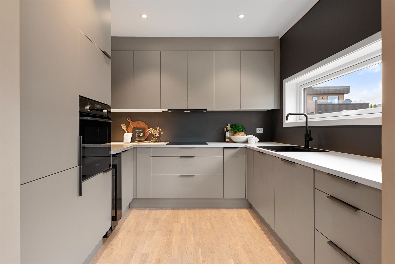 Moderne kjøkkeninnredning fra HTH med glatte fronter og laminat benkeplate. En del oppgraderinger fra standardleveransen hos Block Watne Galleribilde