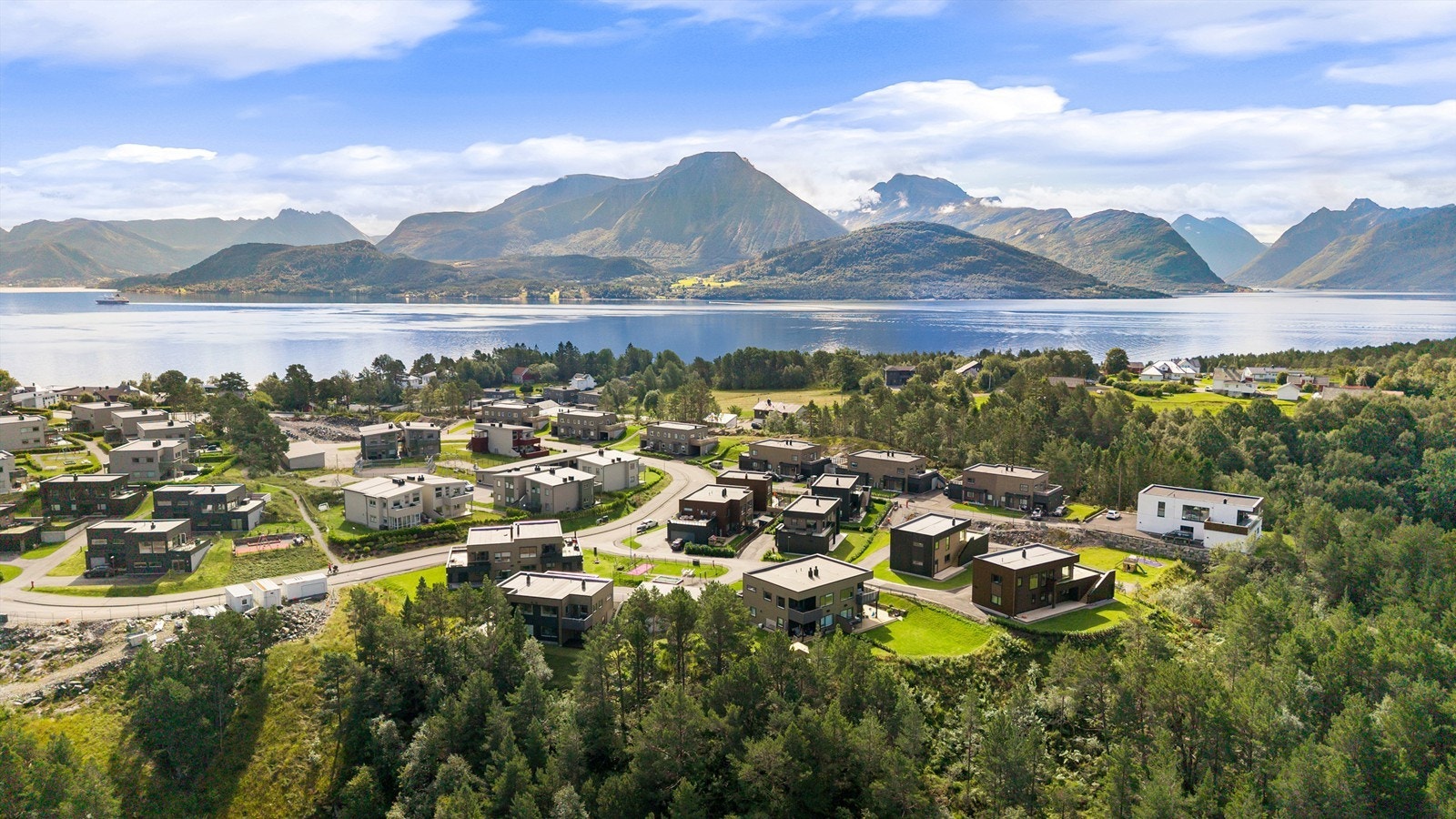 Fra området er det kort vei til flotte turmuligheter, blant annet på Emblemsfjellet. Galleribilde