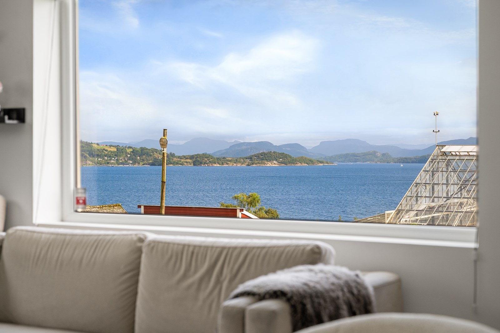 Fra stuevinduet har du fri sikt over fjorden og det omkringliggende kystlandskapet. Galleribilde