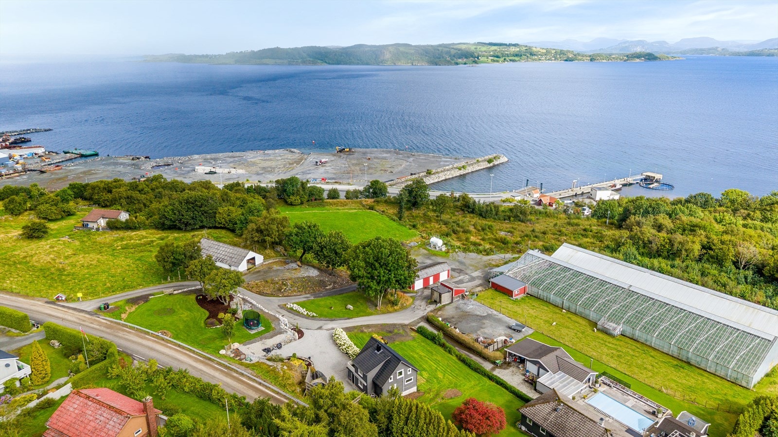 Kort vei til fjorden med fine muligheter for båtliv og kystfriluftsliv. Galleribilde