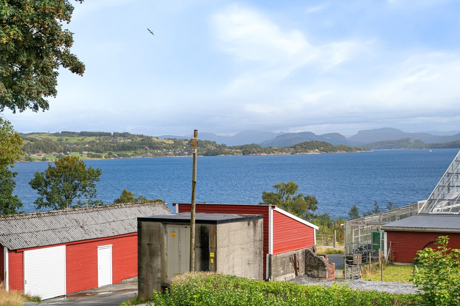 Nærområdet byr på maritimt kystmiljø og umiddelbar nærhet til fjorden. Galleribilde