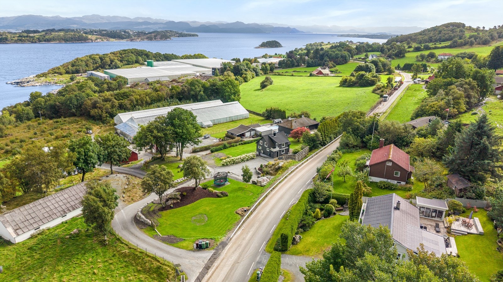 Fra boligen er det kort kjørevei til Coop Marked i Østhusvik og gode bussforbindelser ved Nedrabø. Galleribilde