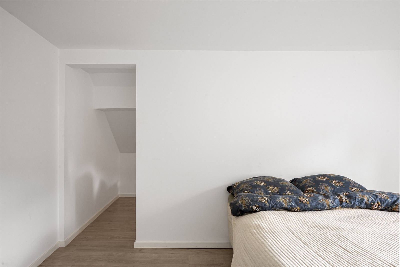 Soverommet har egen garderobeplass og slette overflater. Galleribilde