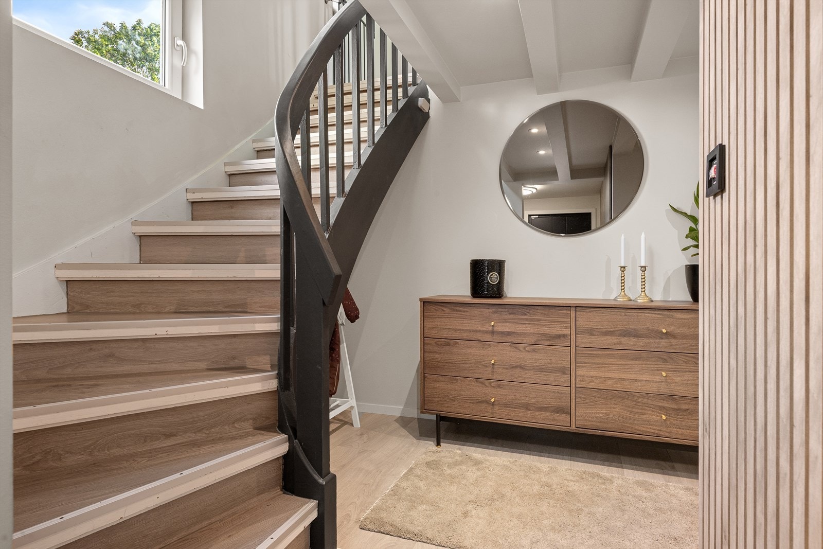 Gang med trappeløp til loftsetasjen og gjennomgående laminatgulv. Galleribilde