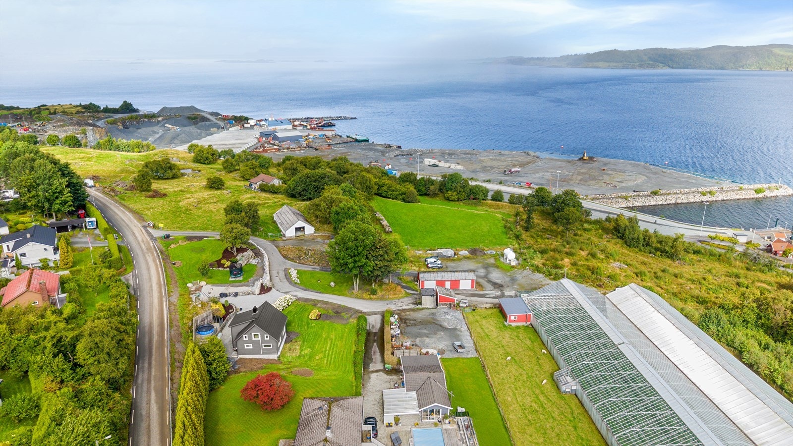 Beliggenheten kombinerer rolige landlige omgivelser med nærhet til sjø og skjærgård. Galleribilde
