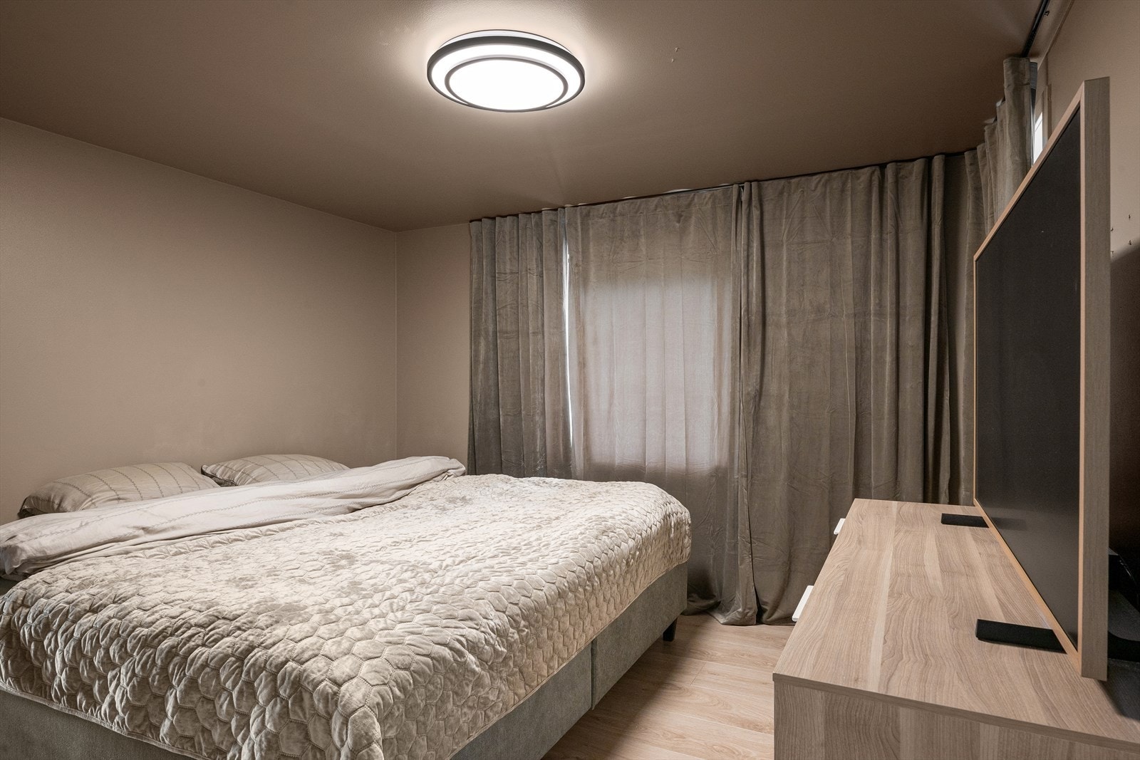 Romslig soverom på loftet med god plass til dobbeltseng og kommode. Galleribilde