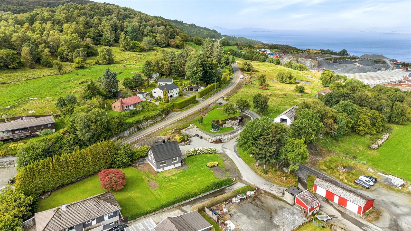 Eiendommen ligger fredelig til på Hanasand på Rennesøy, omkranset av grønne åser og kystnatur. Galleribilde