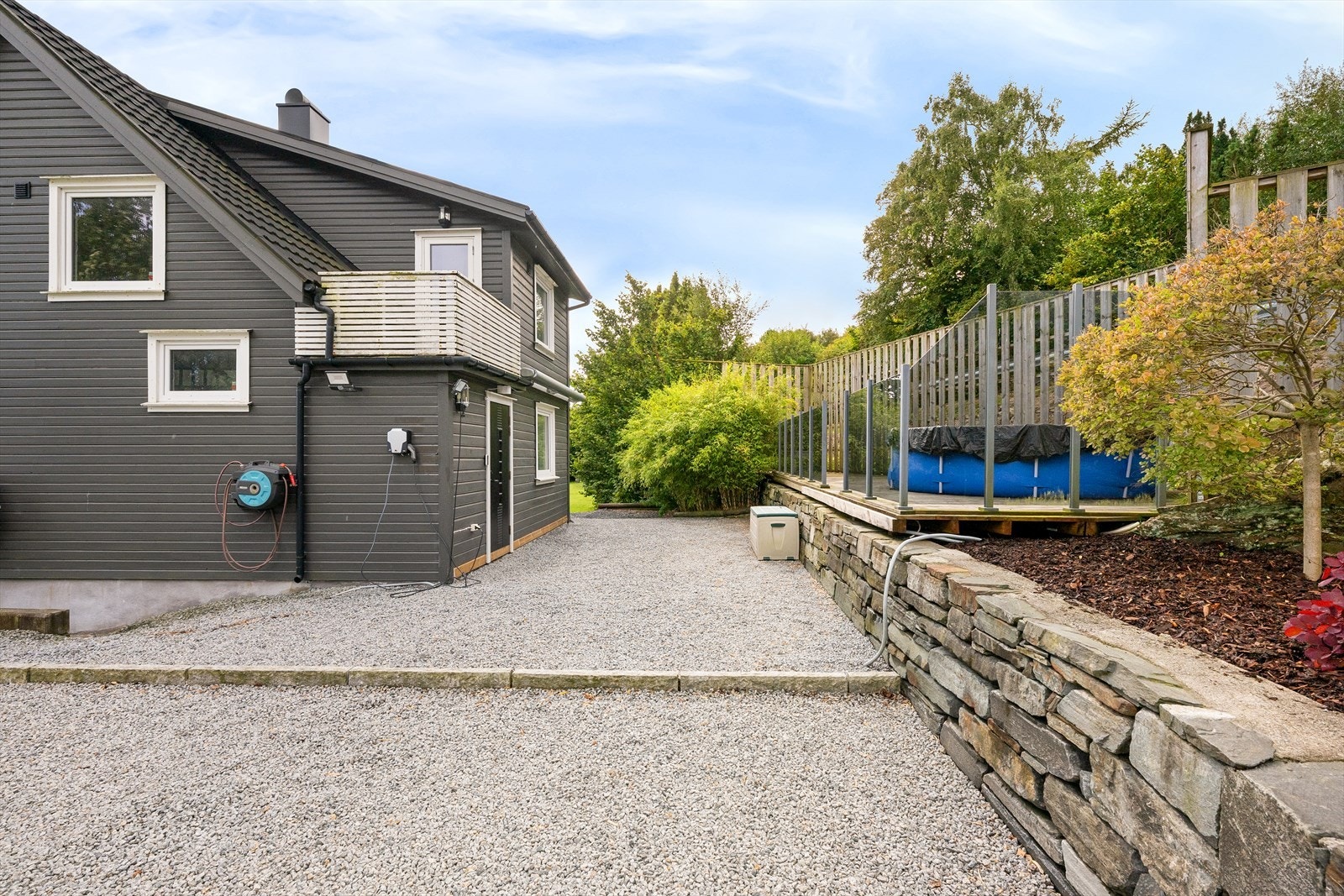 Uteområde med solid steinmur, skjermet terrasse og kledning fornyet i 2017. Galleribilde