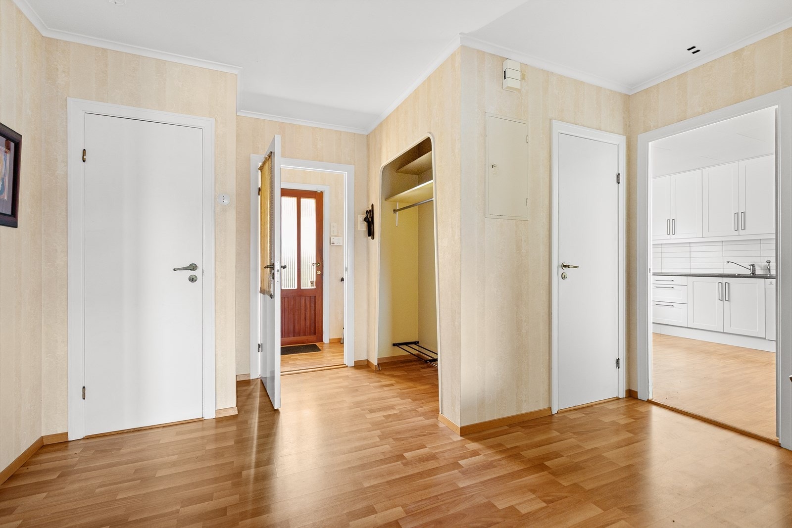 Hovedetasjen byr på en praktisk og familievennlig planløsning. Her kommer du inn i vindfang og videre til gang. Galleribilde
