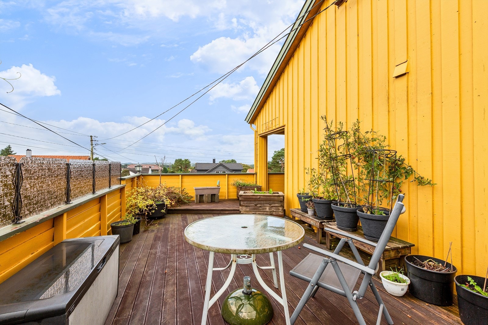 Ved boligen er det etablert terrasse/uteplass med fin tilknytning til hagen. Galleribilde