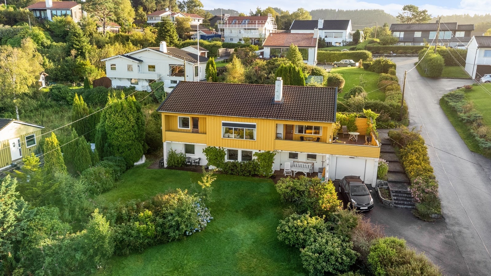 Eiendommen ligger på en romslig og pent opparbeidet tomt med gode utearealer rundt boligen. Galleribilde