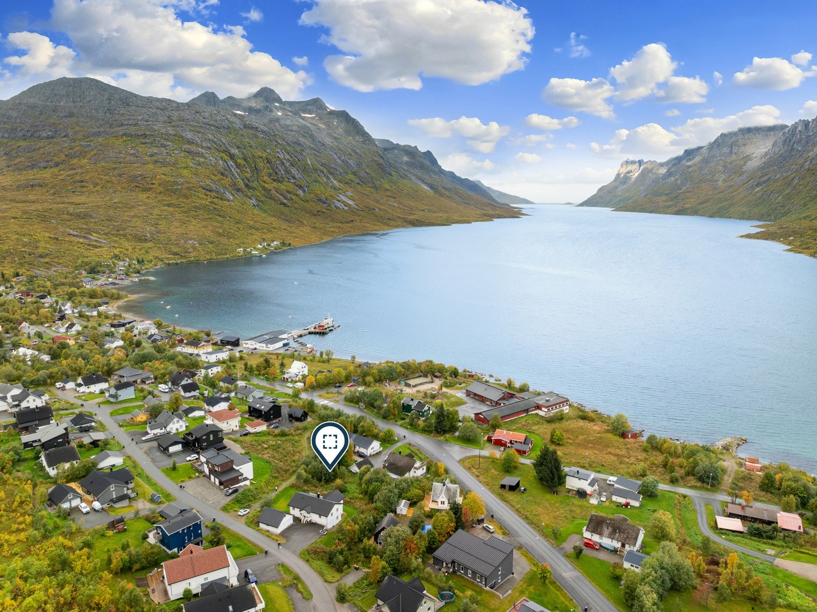 Det er under 30 minutt kjøring til Eide Handel (under oppgradering), treningssenter, dagligvare, skole 1-13. trinn, Jekta og Tromsø sentrum.
