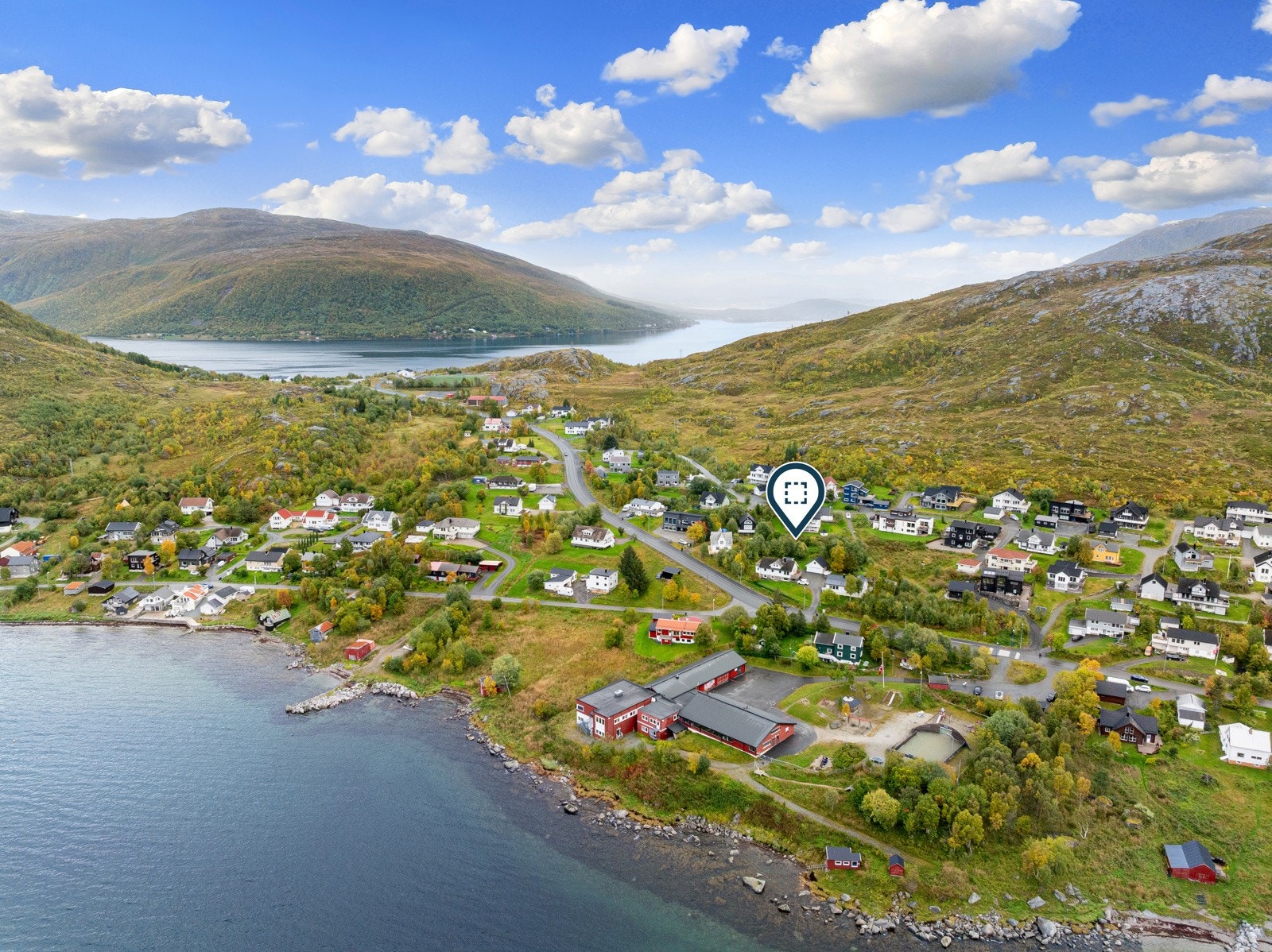 Stor boligtomt i et rolig og veletablert bomiljø midt i Ersfjordbotn.