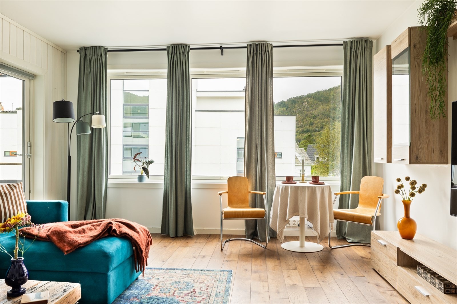 - Leiligheten byr på en stor og åpen stue som måler 24 m² - Galleribilde