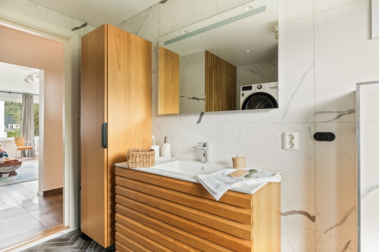 - Dette flotte og moderne badet måler ca. 6 m² - Galleribilde