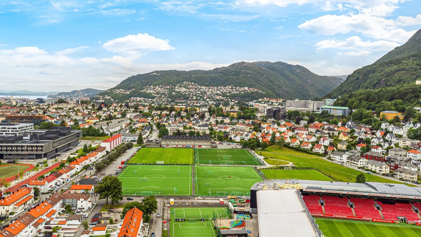 - I nærområdet finner man et yrende idrettsliv, for de fotballinteresserte er Brann Stadion kun 5 min. unna med bil - Galleribilde