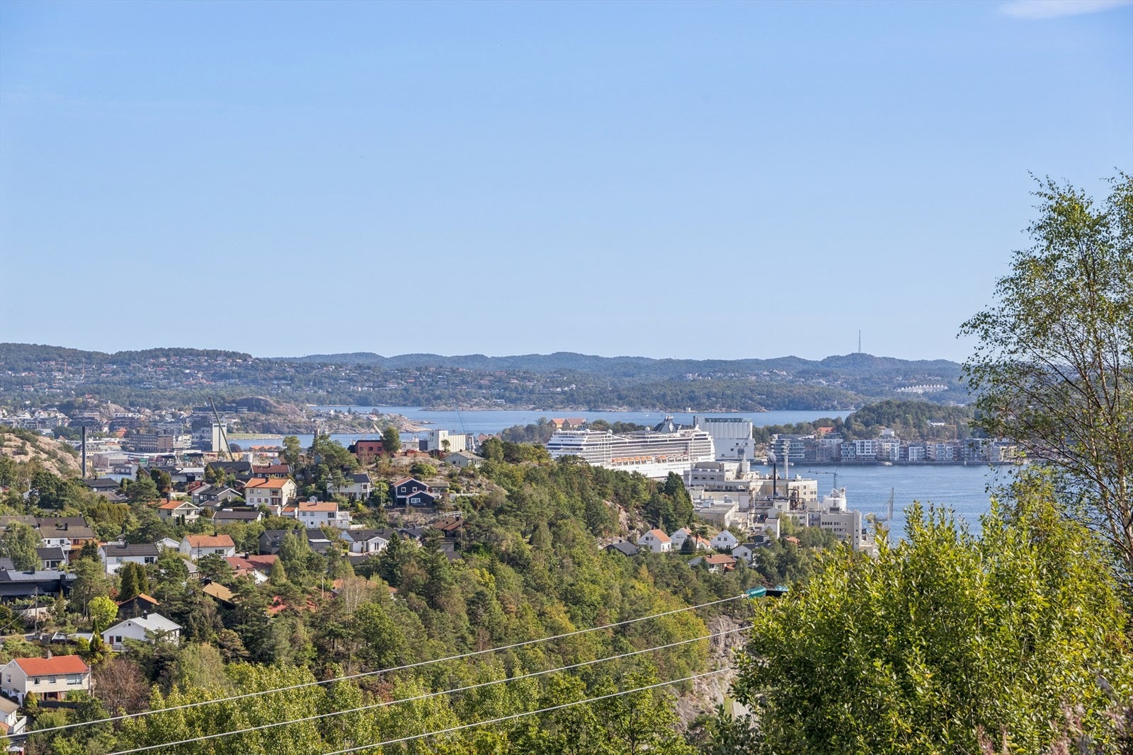 Utsikt ut over byen og fjorden Galleribilde