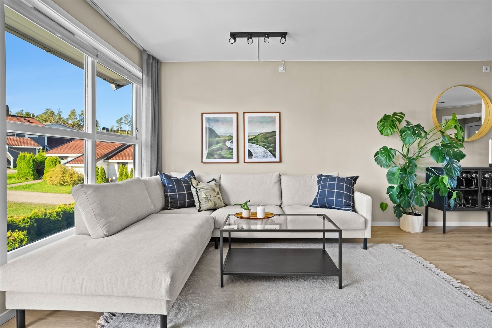 De store vindusflatene slipper inn rikelig med naturlig lys og skaper en luftig atmosfære. Galleribilde
