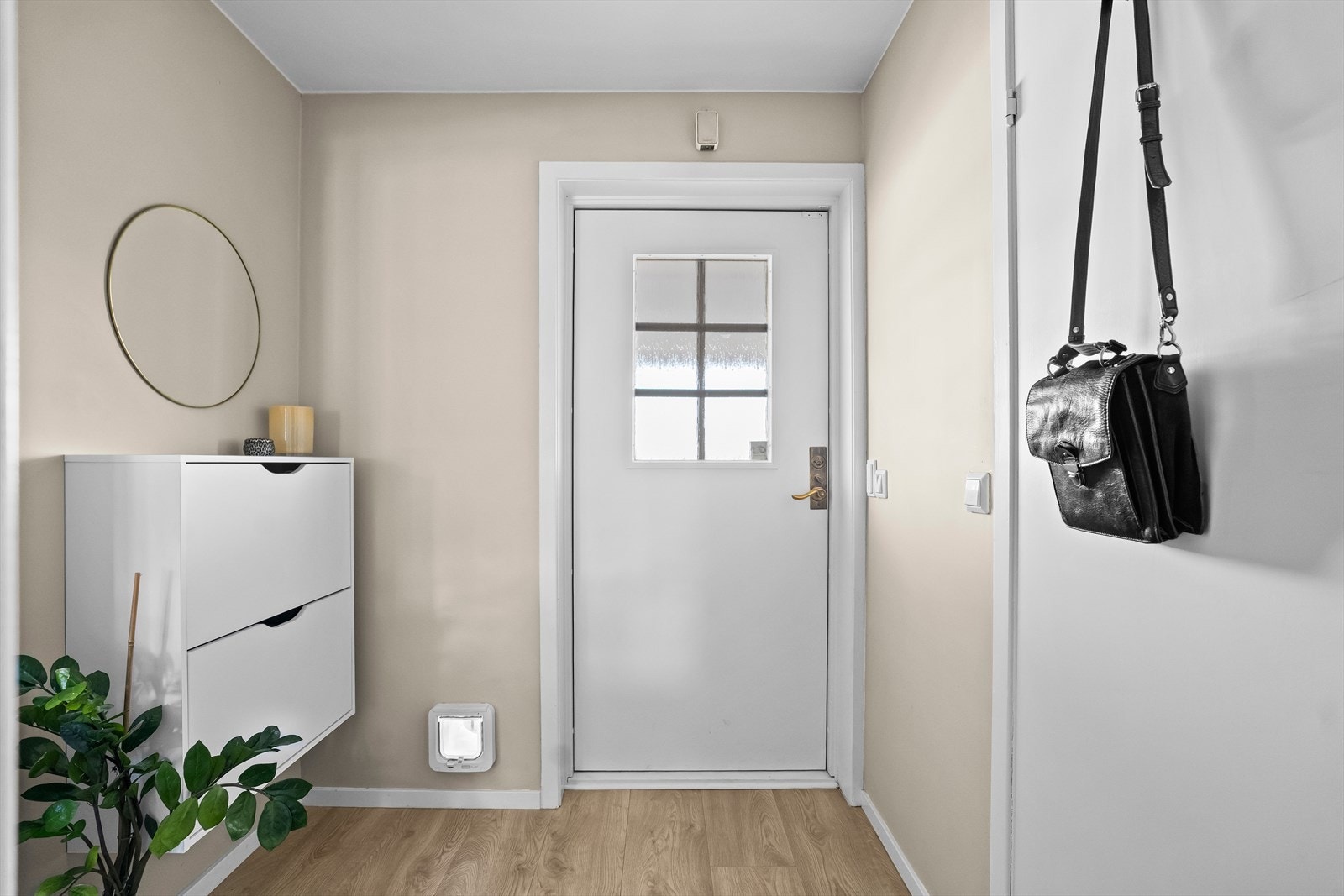 Velkommen inn i en romslig og innbydende entré, med elektrisk gulvvarme. Galleribilde
