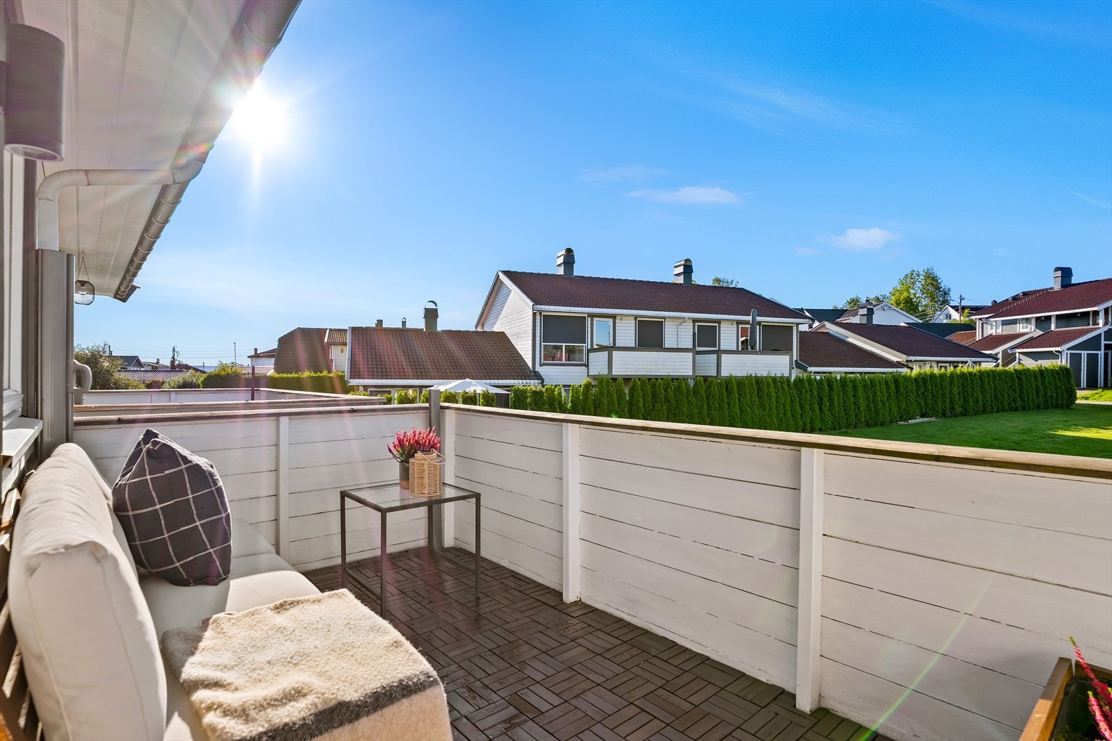 Hyggelig sørvestvendt balkong med god plass til lounge- eller spisegruppe! Galleribilde