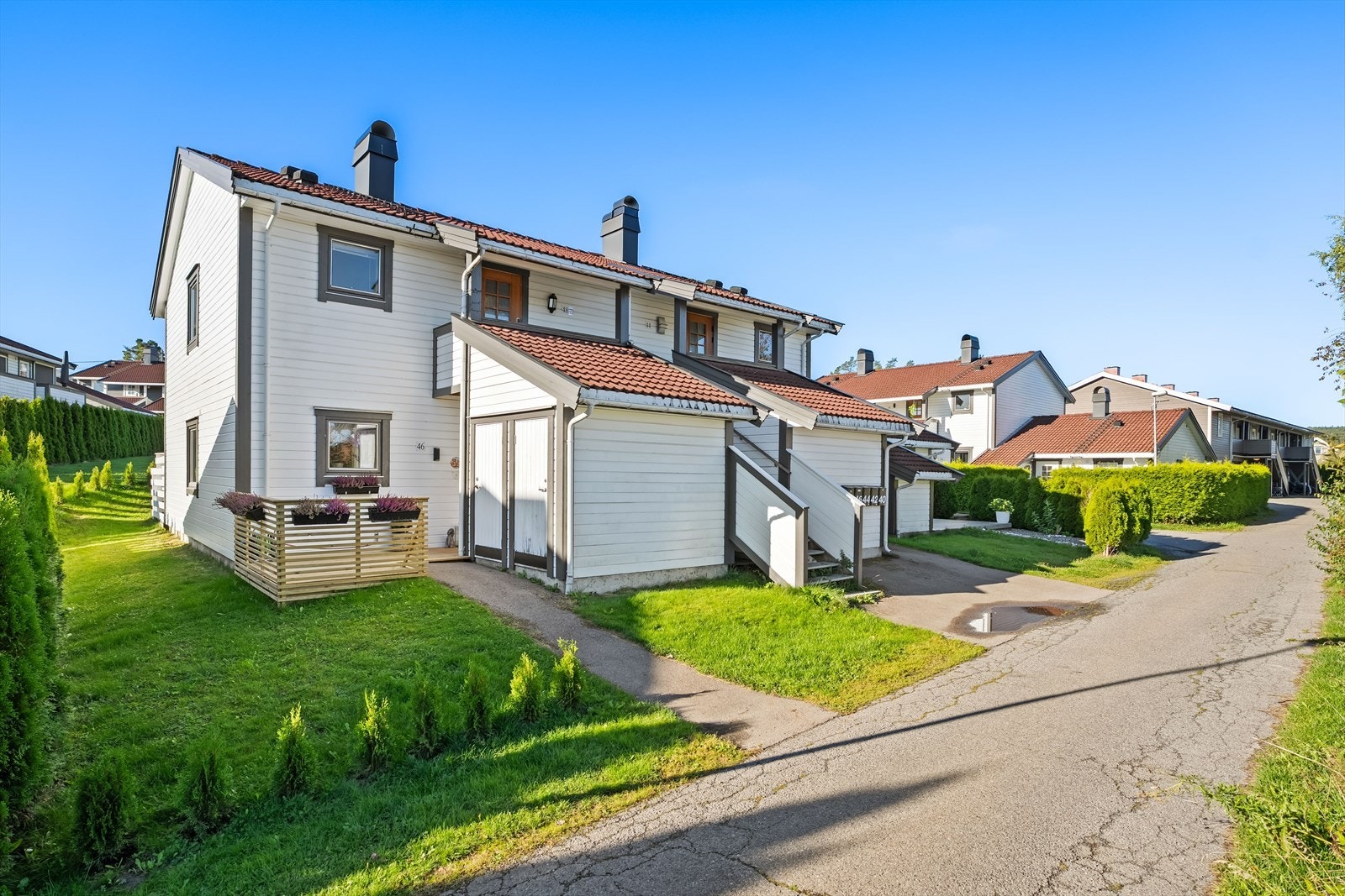 Eiendommen ligger i et stille og attraktivt boligområde på Gamle Skjetten med kort vei til et bredt utvalg av fasiliteter og servicetilbud. Galleribilde
