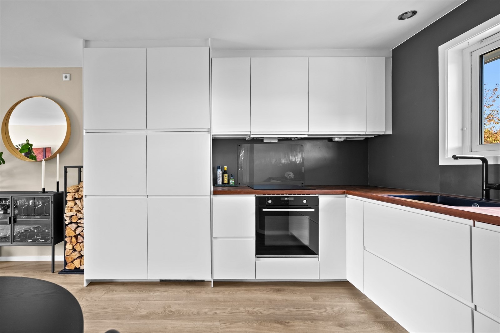 Nytt kjøkken fra IKEA ble montert i 2021, med moderne materialvalg. Galleribilde